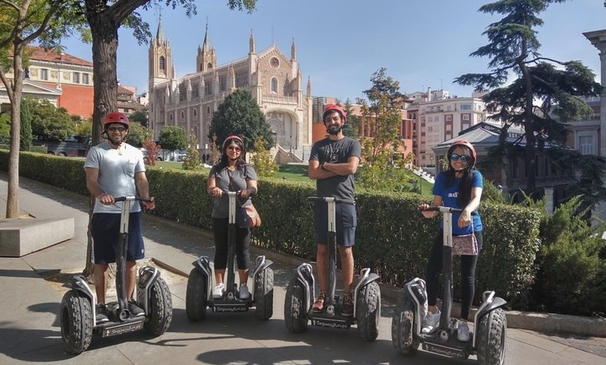 Image 7: Lugares destacados de Madrid: Recorrido guiado en segway con duraci...