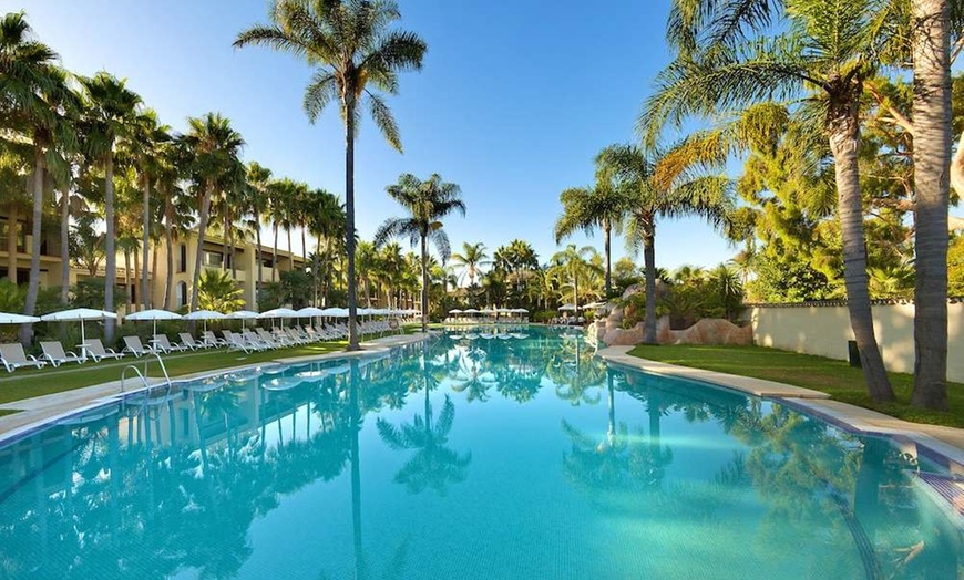 Image 19: ✈ COSTA DEL SOL | Marbella - BlueBay Banús 4*, 3 Nächte - Außenpool