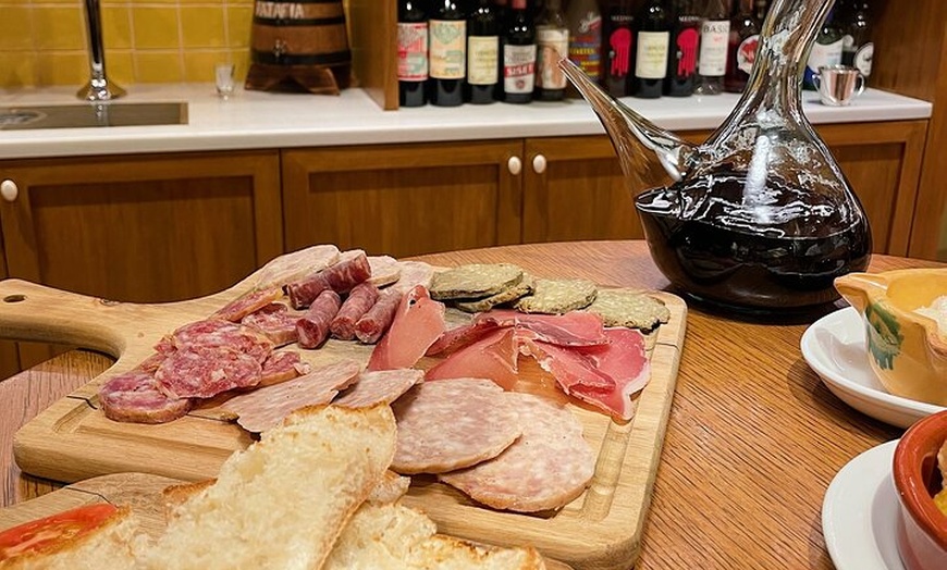 Image 4: Tour gastronómico nocturno por Girona y experiencia en un bar de tapas