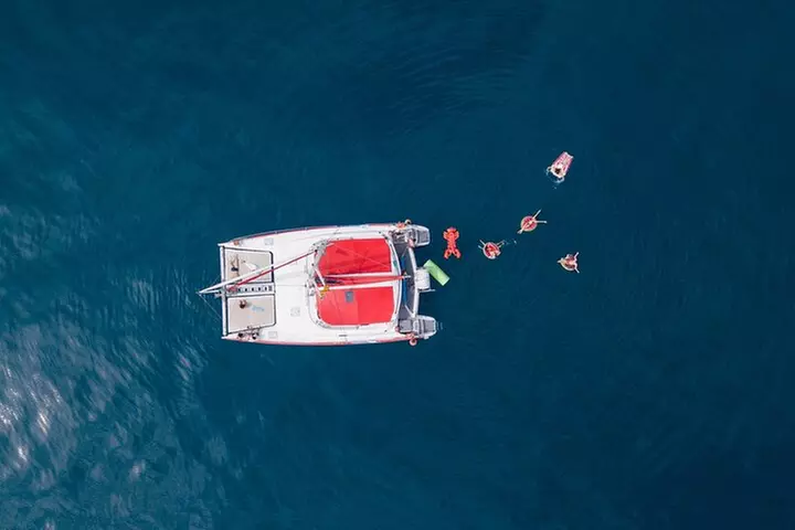 Crucero en catamarán por Barcelona con tapa y bebida incluidas
