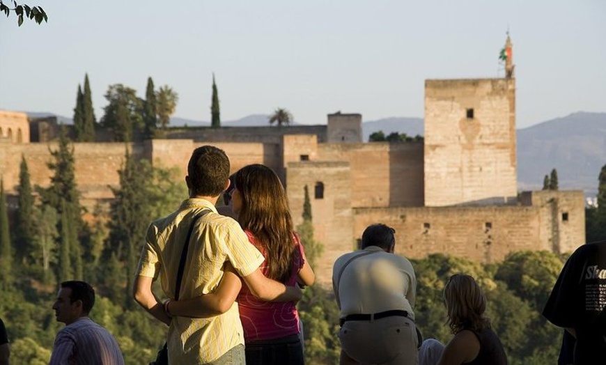 Image 6: Desde Sevilla : Tour Granada de 2 días sin colas Alhambra & Baños