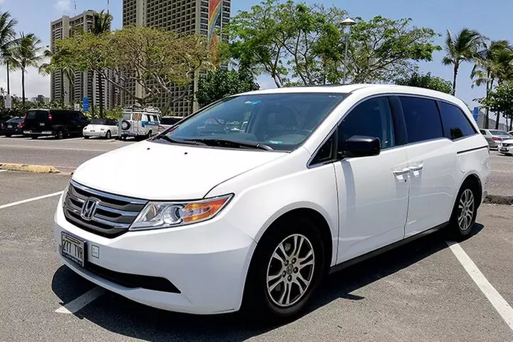 Honolulu Airport & Waikiki Hotels Private Transfer by Minivan (up t...