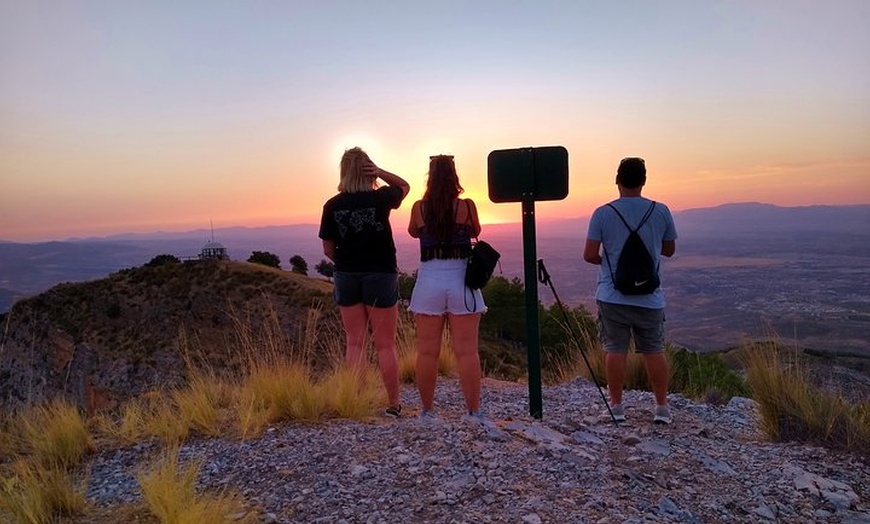 Image 11: NUEVO:Sunset Hike & Summit Sierra Nevada - Tour privado con cachorro