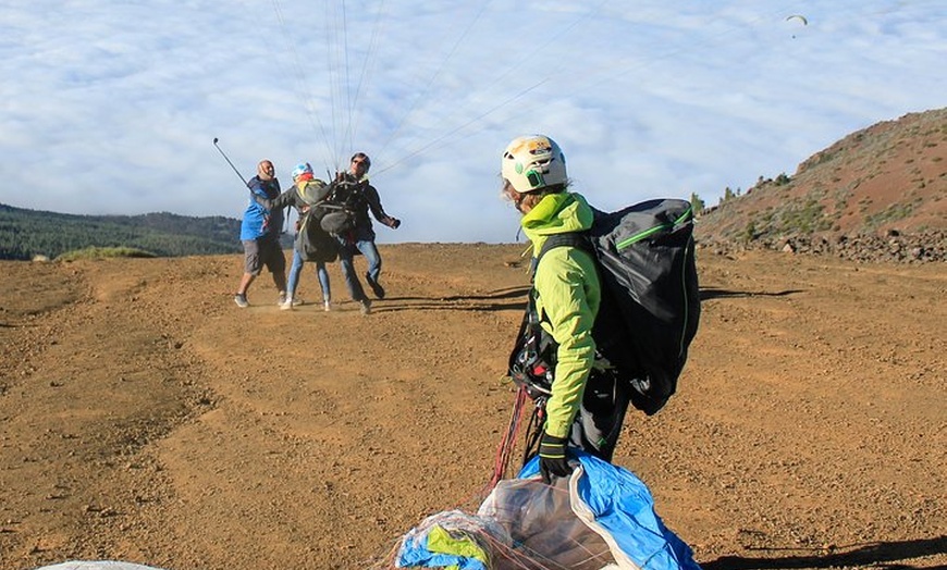 Image 26: Experiencia épica de parapente en Tenerife con el equipo campeón de...