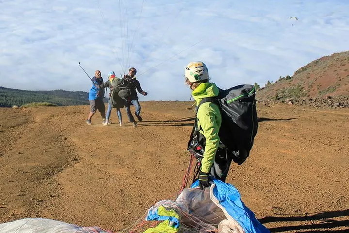 Experiencia épica de parapente en Tenerife con el equipo campeón de...