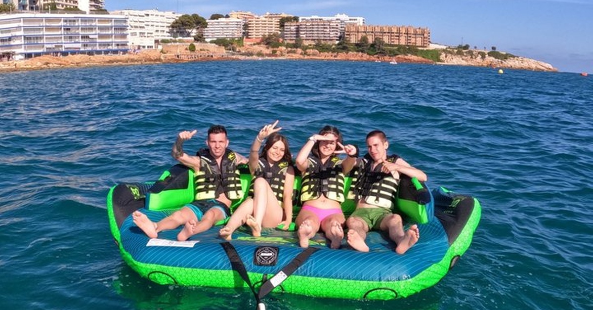 Experiencia de banana boat y crazy sofa en Salou, Tarragona
