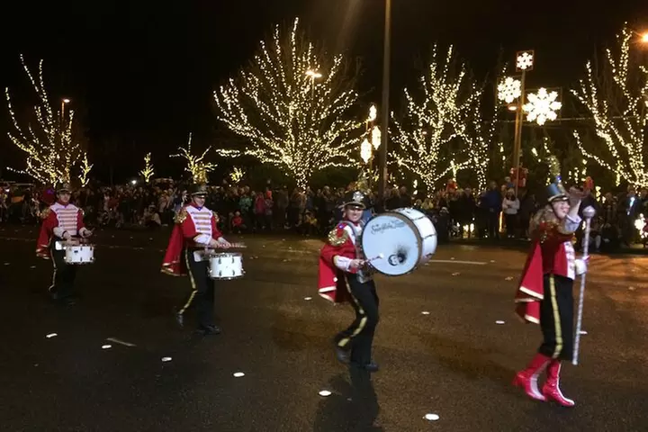 Christmas Lights and Snowflake Lane photo tour