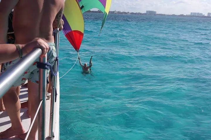 Top Sailing to Isla Mujeres with lunch and open bar from Cancun