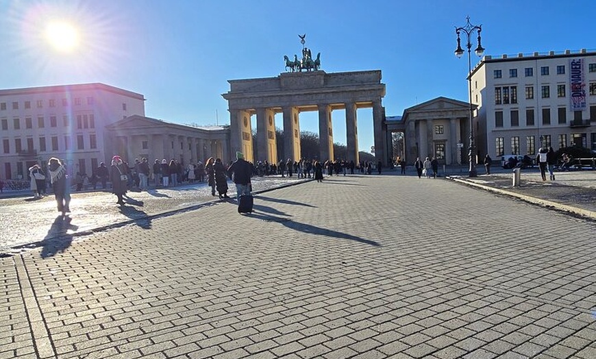 Image 4: Berlin VIP TOUR - Private Bus Tour inklusive Chauffeur und Guide