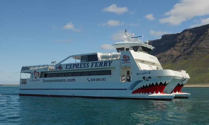 Image 2: Lanzarote: billete de barco ida y vuelta a La Graciosa con wifi