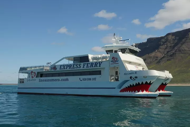 Lanzarote: billete de barco ida y vuelta a La Graciosa con wifi