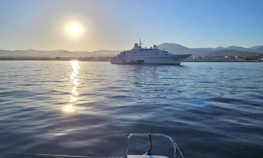 Image 17: Marbella: Crucero al atardecer en catamarán con aperitivos y bebidas