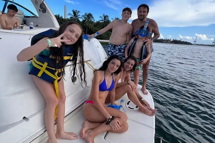 Miami Beach Luxury Yacht Adventure: Explore Stunning Coastline