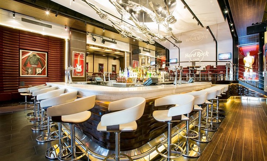 Image 1: Hard Rock Café de Barcelona con comida