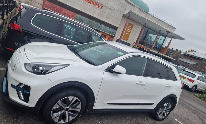 Image 3: One Way Taxi Transfer from Gatwick Airport to Heathrow Airport