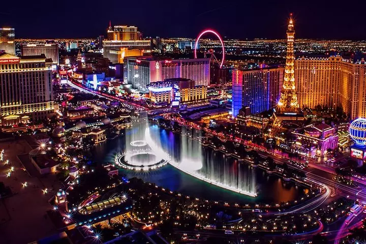 Private Roundtrip Transfer: To Las Vegas by Luxury Limo