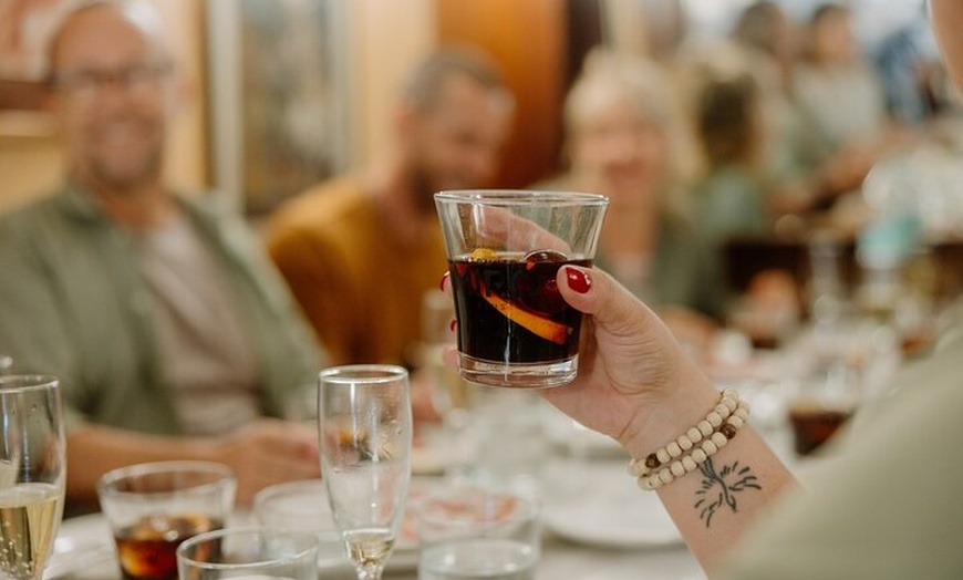 Image 9: Tour gótico de tapas y tabernas por Barcelona