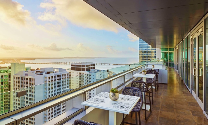 Image 9: ✈ UNITED STATES | Miami - Hotel AKA Brickell Miami 4* - Rooftop swi...