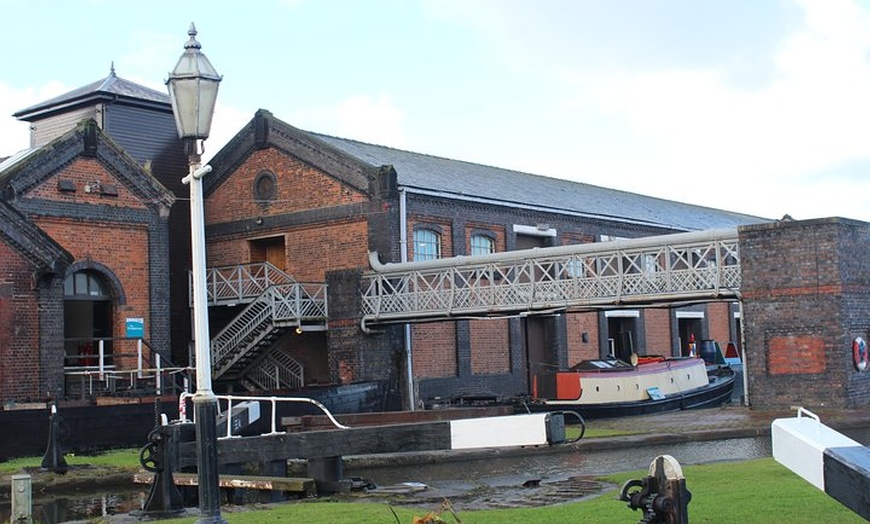 Image 5: Peaky Blinders Coach Tour of Liverpool