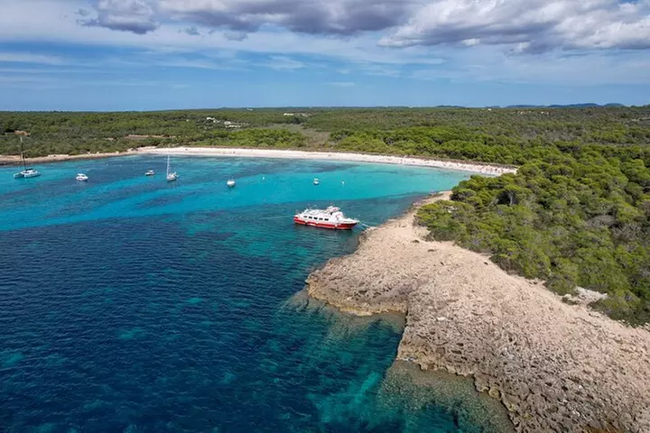 Excursión en barco durante todo el día, comida y traslado incluidos.