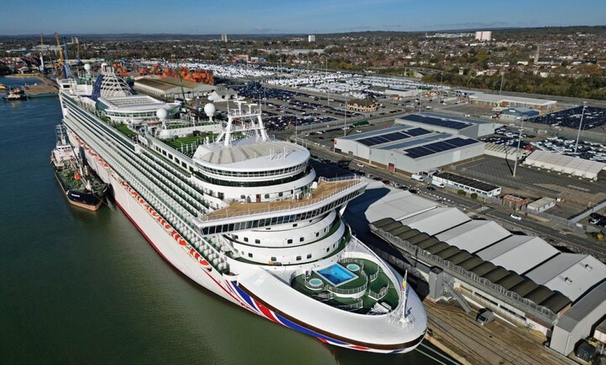 Image 9: To or from London Heathrow Airport to Southampton Cruise Port