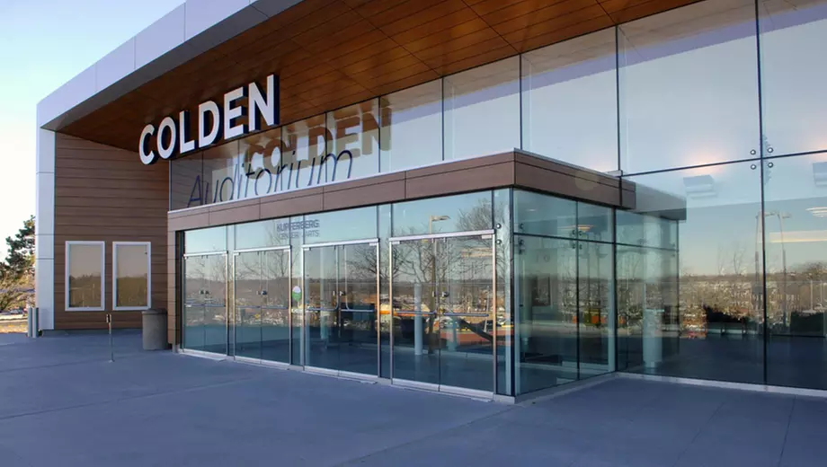 BeBe Winans at Colden Auditorium at Kupferberg Center for the Arts - Second Medium