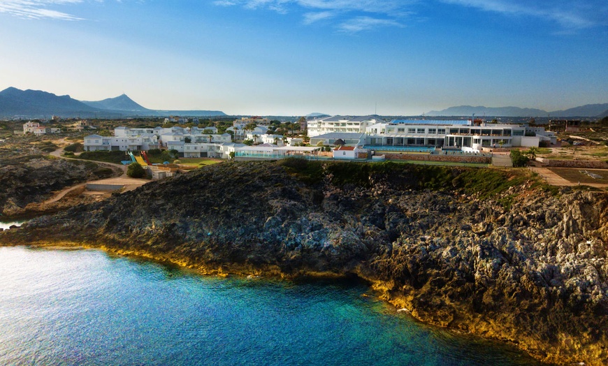 Image 11: ✈ NORD DE LA GRÈCE | Stavros - Isla Brown Chania Resort, Curio Coll...
