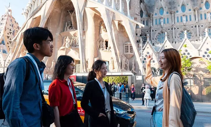 Image 17: Explora la obra maestra de Gaudí con la visita guiada a la Sagrada ...