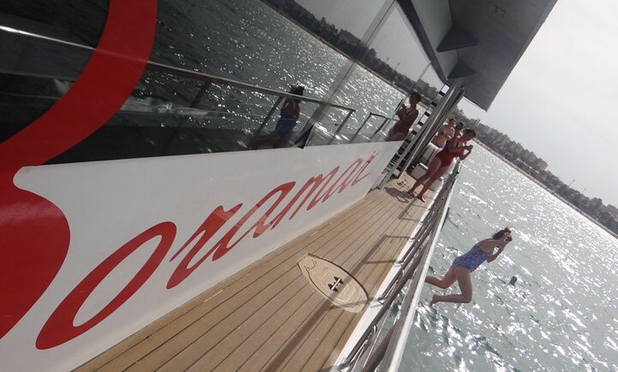 Image 4: Navegación en Catamarán y baño desde el Puerto de Valencia