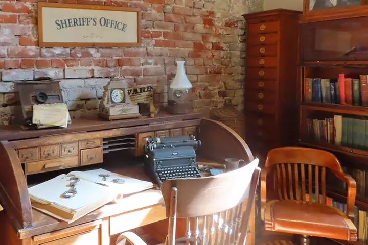 A Highway 49 Drive: A Self-Guided Audio Tour from Jackson to Angels...