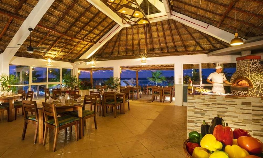 Image 4: ✈ MESSICO | Cancún - Krystal Cancún 4*, 5 notti - Piscina esterna