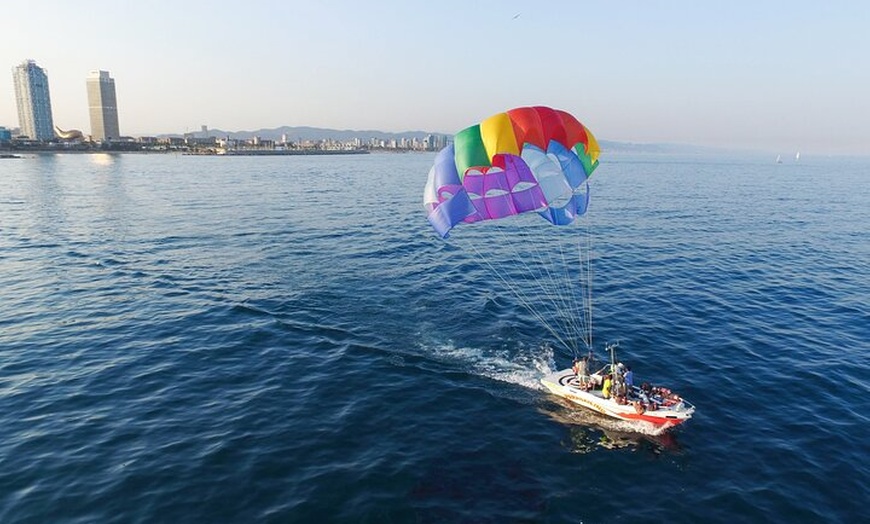 Image 1: Parasailing Experiencia privada en Barcelon