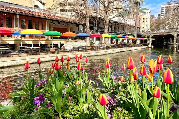 Walking Tour Along the San Antonio Riverwalk And Around Downtown