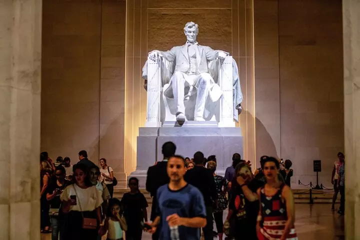 National Mall & Cherry Blossoms Tour with Optional Museum Tickets