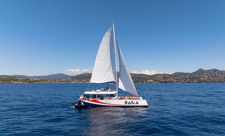 Image 5: La Journée Repas en Catamaran Calanques de Marseille Vieux Port
