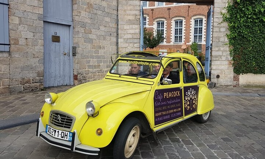 Image 3: Visite privée de 30 minutes de la ville de Lille en 2CV décapotable