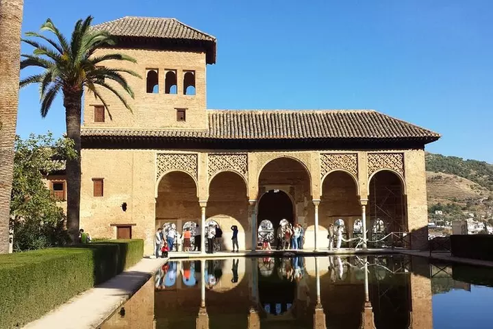 Excursión Privada Día Completo de Málaga a Alhambra con Entradas - Primary Image