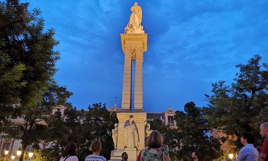 Image 1: Tour histórico nocturno de Sevilla con historia encantada