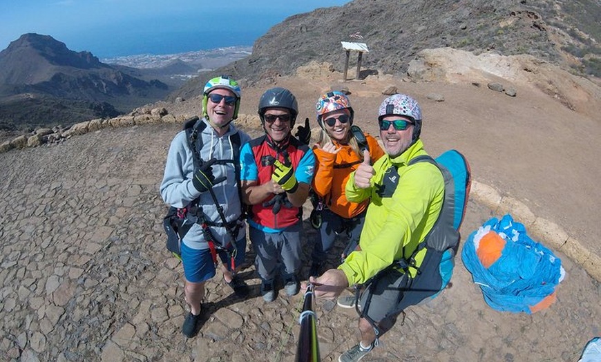 Image 13: Experiencia épica de parapente en Tenerife con el equipo campeón de...