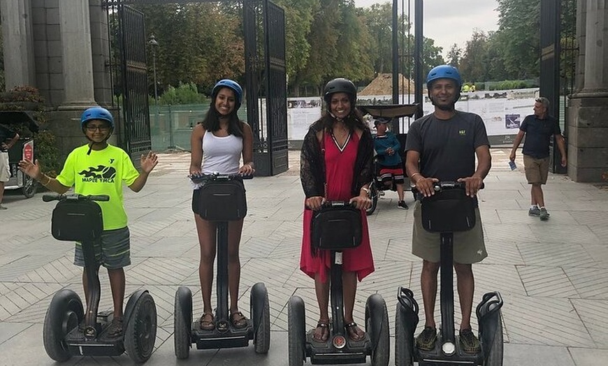 Image 6: Pasea por el famoso Parque del Retiro en Segway