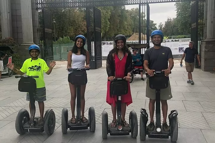 Pasea por el famoso Parque del Retiro en Segway