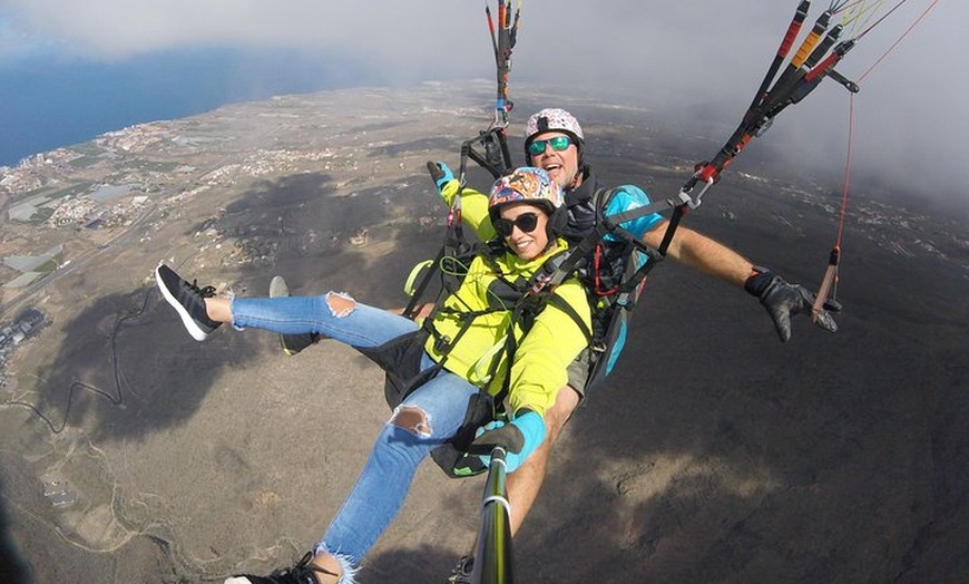 Image 27: Experiencia épica de parapente en Tenerife con el equipo campeón de...