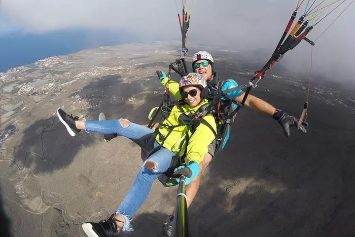Experiencia épica de parapente en Tenerife con el equipo campeón de...