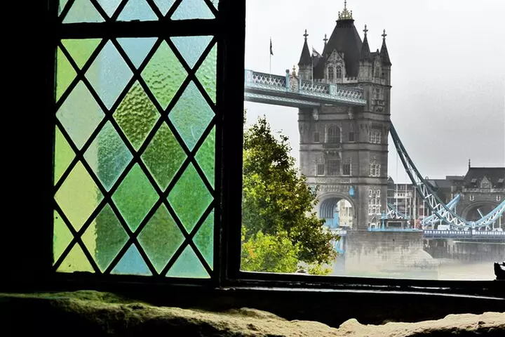 VIP Tower of London and Crown Jewels Tour with Private Beefeater Me...