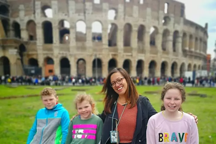 Tour del Colosseo per i bambini con biglietti saltafila, tempio di Cesare e Foro Romano - Primary Image