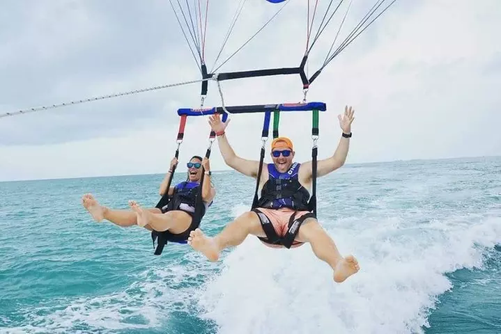 Parasailing in Key West at Smathers Beach