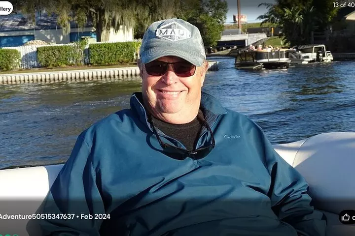 Pontoon Pub Crawl, 5 Lakeside Pubs and Restaurants Visit by Boat