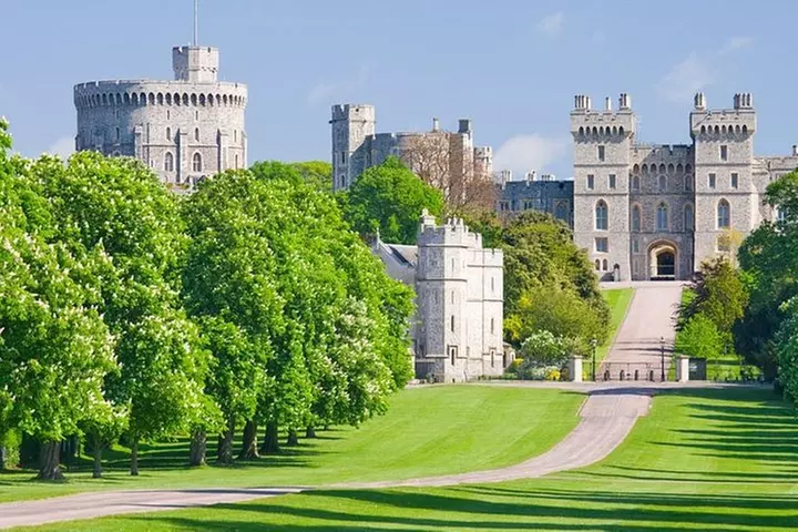 Half Day Tour to Windsor castle By Private Executive Car