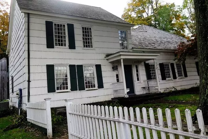 Self-Guided Scavenger Hunt: Huntington A Walk To Remember