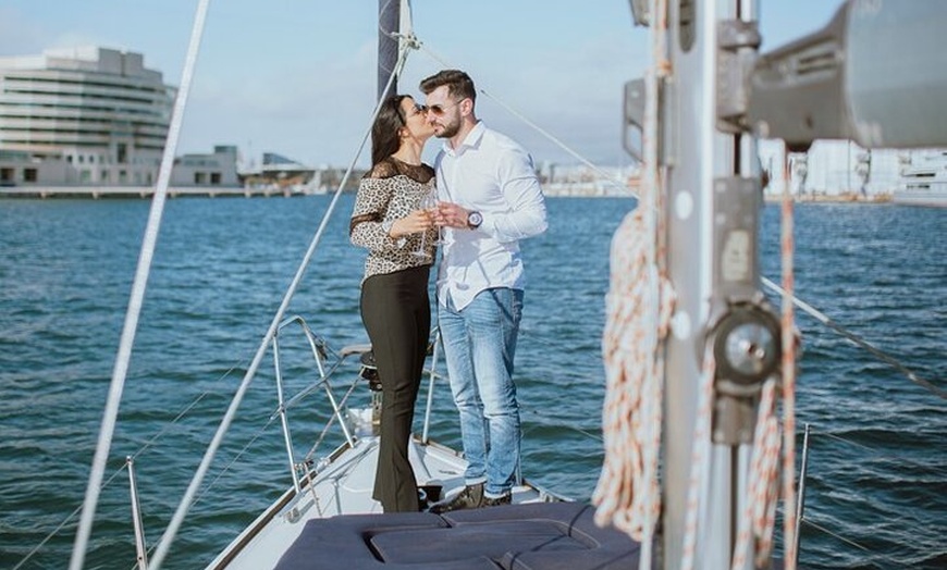 Image 2: Viaje privado en barco por Barcelona con bebidas y aperitivos ilimi...